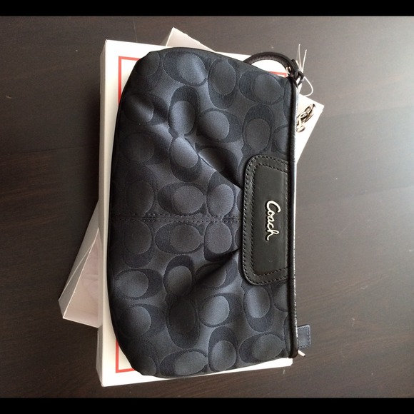 BRAND NEW 100% authentic coach wristlet