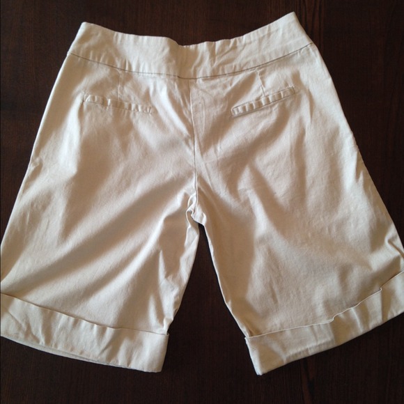 DONATING - kaki shorts - Picture 3 of 4