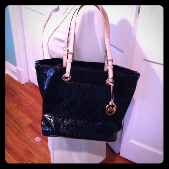 Michael Kors Handbags - 💯authentic black Michael Kors Jet Set tote
