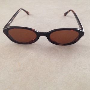 Brown tortoise shell sunglasses