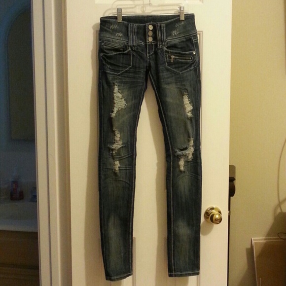 Adorable skinny ripped jeans
