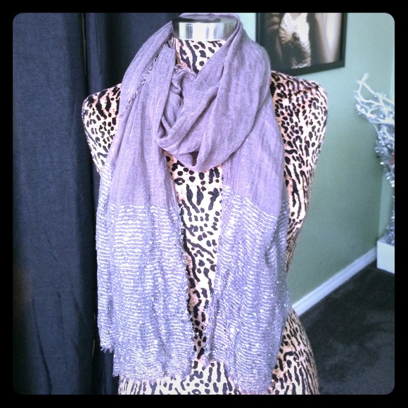 Detailed knit gray scarf