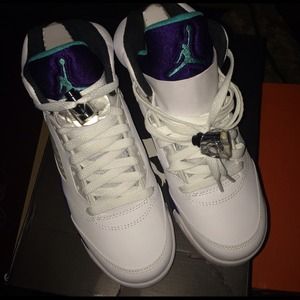 Jordan Grape 5s size 4.5 youth