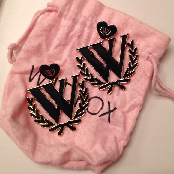 Wild fox "w crest" earrings