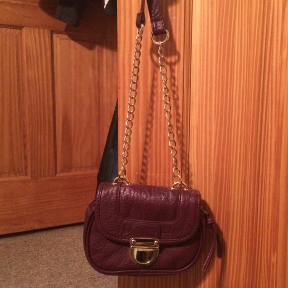 Small maroon satchel