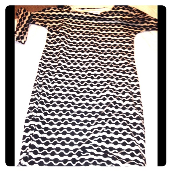 Black/White zig zag design  3/4 sleeve dress