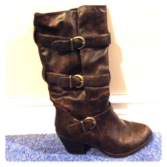 Buckle boots