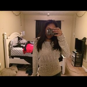 Tan/white knit sweater ❄️