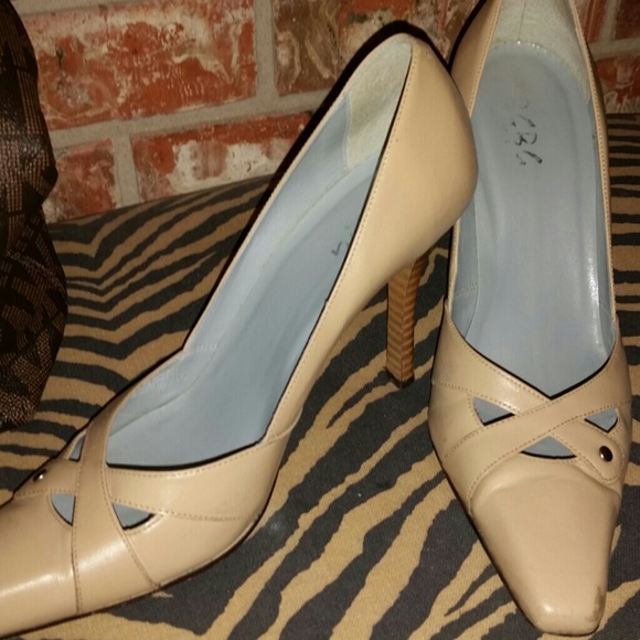 Cute BCBG nude pumps *Not For Sale*
