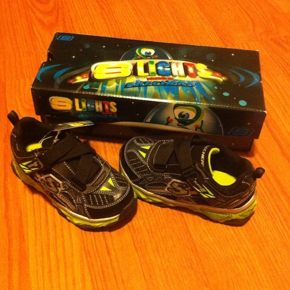 Brand new! Toddler boys Skechers light up 9
