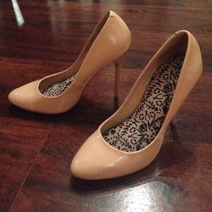 Nude pumps