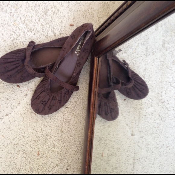 🔺SALE•Brown Eyelet Crochet•Button Mary Jane Flats