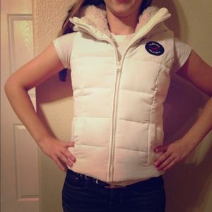 New without tags. White XS hooded Hollister vest.