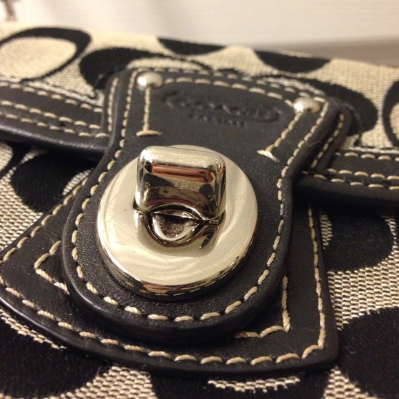 Coach wristlet - Picture 2 of 4