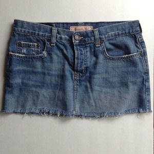 Abercrombie and Fitch SZ 4 frayed denim mini skirt