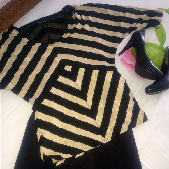 💥sold in bundle💥 Black/Gold Top