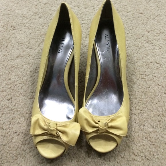 Alfani yellow peep toe heels💗💗