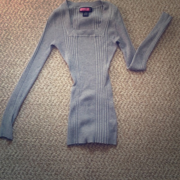 Gray fitted sweater