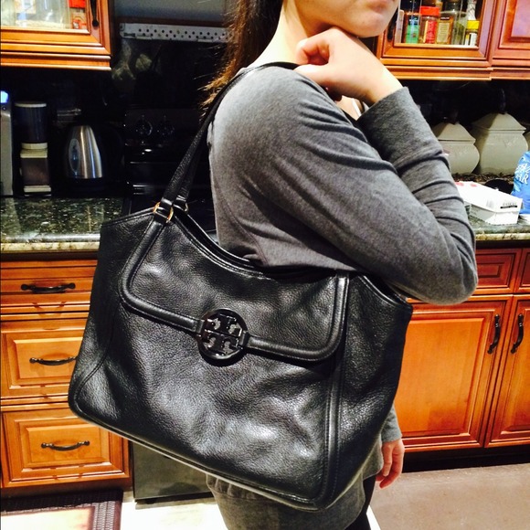 🔴SOLD🔴 Tory Burch Amanda Easy Tote - Picture 3 of 4