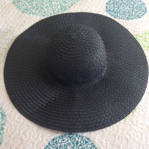 Black floppy hat!