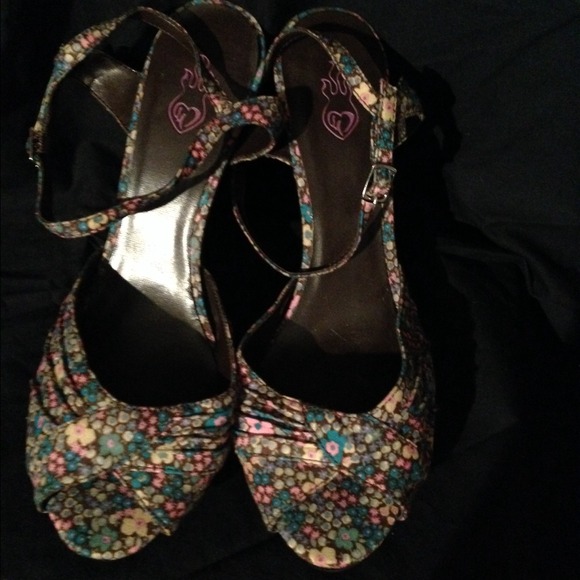 Torrid brown flower heels size 10