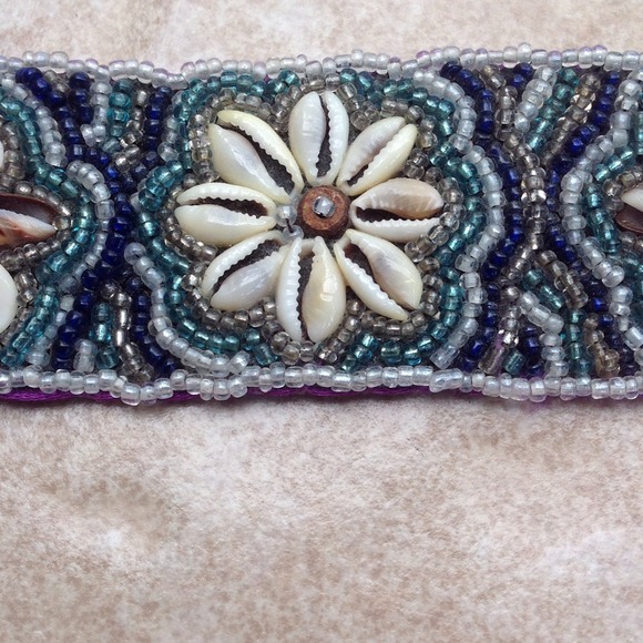 Shells and beads on this pretty bracelet. - Picture 2 of 7
