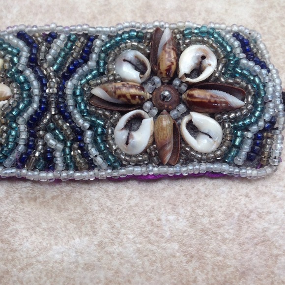 Shells and beads on this pretty bracelet. - Picture 3 of 7