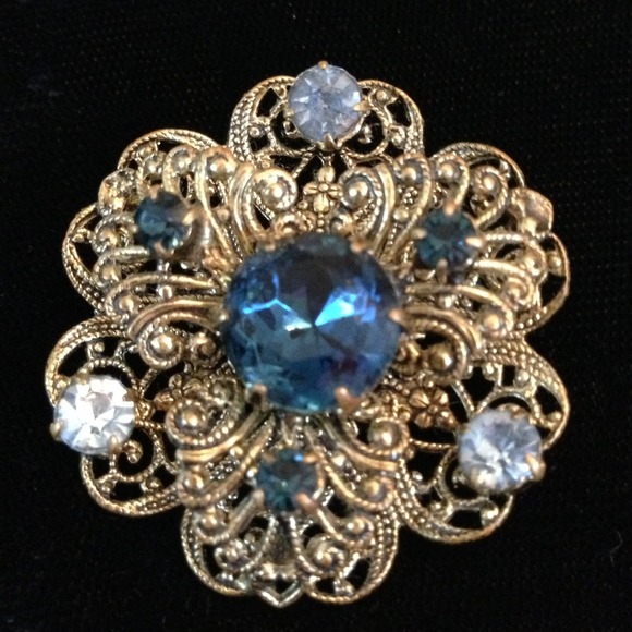 Jewelry - Vintage brooch dark blue accented light blue stone