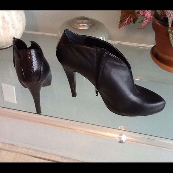Nine West size 10 Leather Bootie