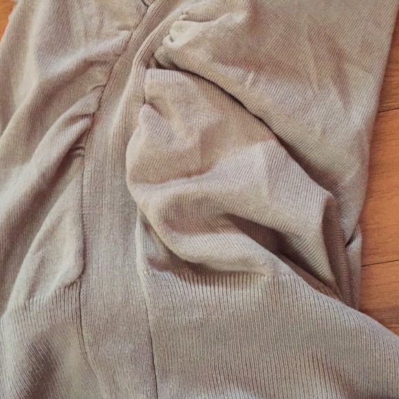 Brand new loose turtle neck with scroungy sides - Picture 2 of 4