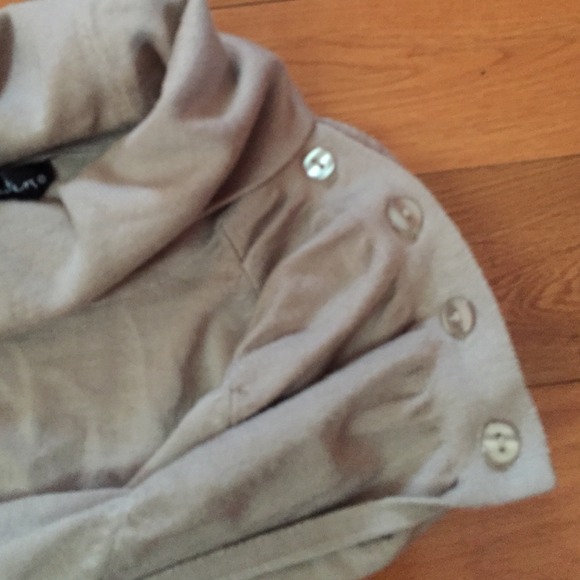 Brand new loose turtle neck with scroungy sides - Picture 3 of 4