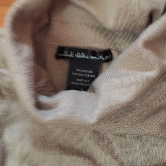 Brand new loose turtle neck with scroungy sides - Picture 4 of 4