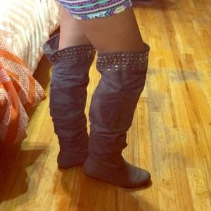 Extra pictures! Grey tall boots👢