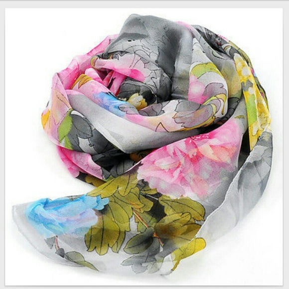 *** SOLD *** Flowered scarf. NWOT