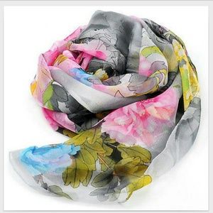 *** SOLD *** Flowered scarf. NWOT