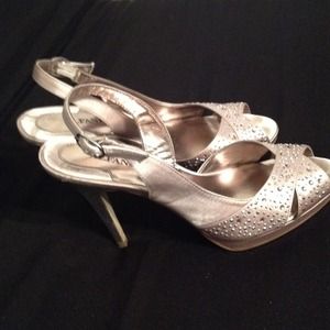 Gorgeous Nude/gold Alfani heels!