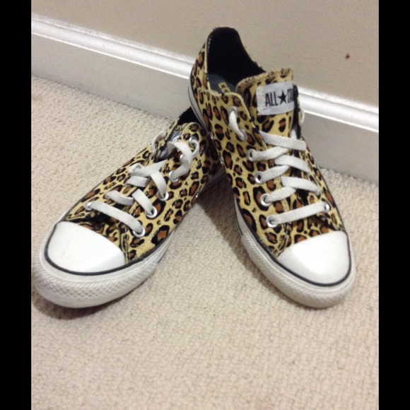 Womens lowtop converse.