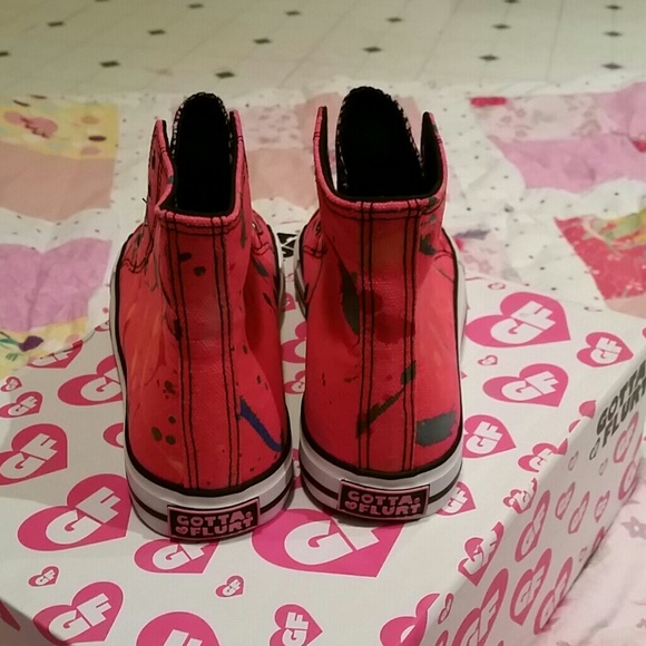 Really cool sneakers, shoe strings inside shoe - Picture 2 of 2