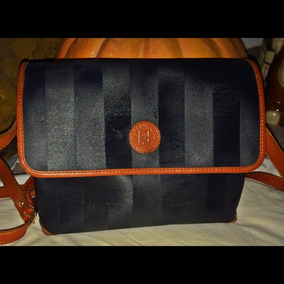 Vintage FENDI cross body Made in ITALY🇮🇹