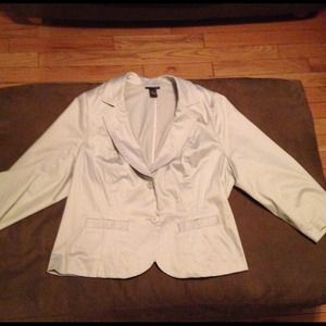 Beige fitted 3/4 sleeve jacket