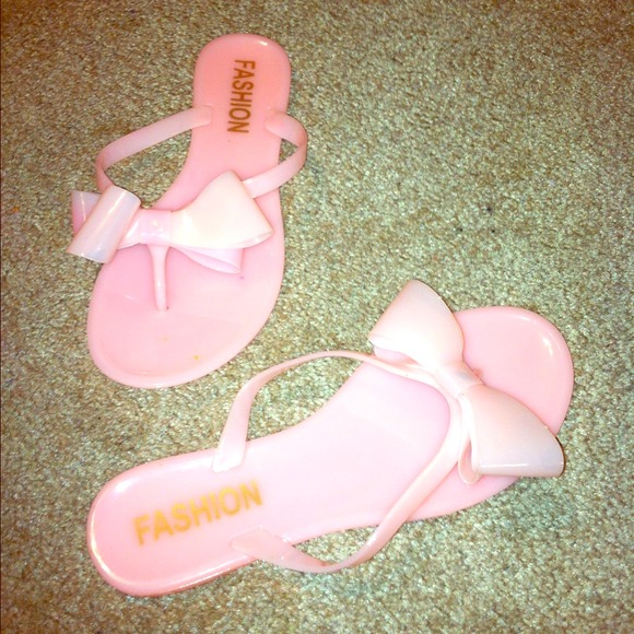 Pink Jelly Bow Sandals | $9 via 🅿🅿