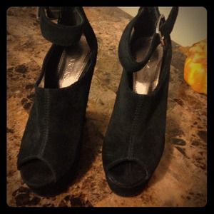 Open toes black booties