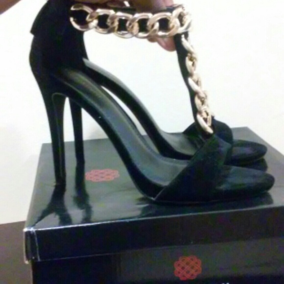 ⛔SOLD⛔ Black heels with gold chains - Picture 2 of 4