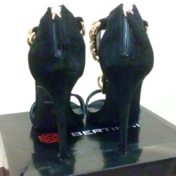 ⛔SOLD⛔ Black heels with gold chains - Picture 3 of 4
