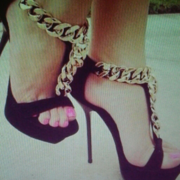 ⛔SOLD⛔ Black heels with gold chains - Picture 4 of 4