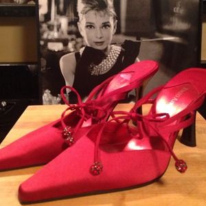 Evening red satin shoe.