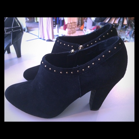 Tahari black suede short boots