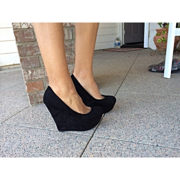 Black wedges