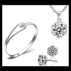 Petal Jewelry Set with Swarovski Elements

Jewelry