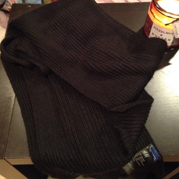 Black (guys or girls) H&M scarf NEW!